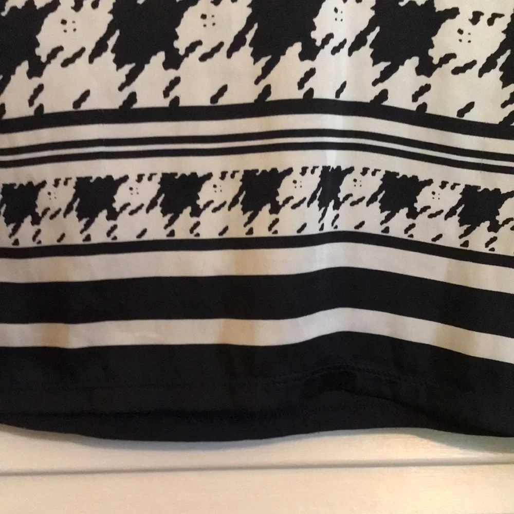 The Limited Women’s Sleeveless Top Houndstooth Black/White print Sz L Slinky